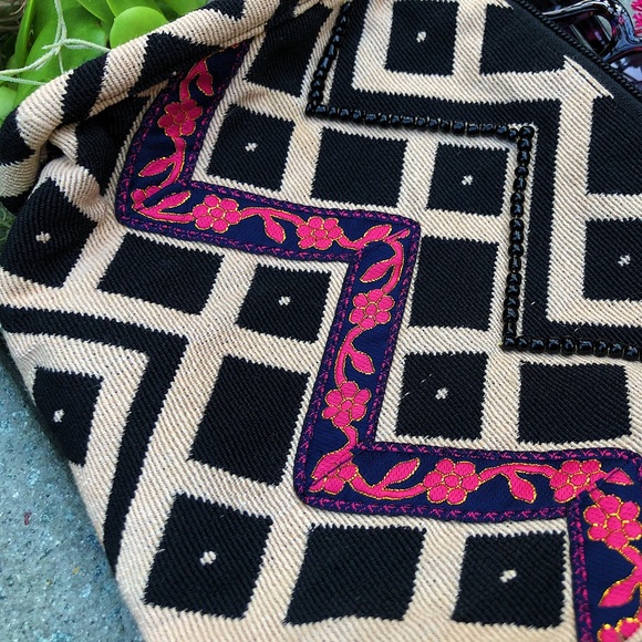 “IT MATTERS!” STUDIO | Beaded and Woven Pouch - Picture 6 of 6